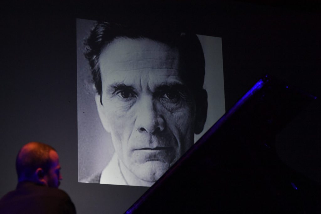 O iubire vie pentru un poet mort, cu toate contradicțiile aferente. O iubire unică pentru poetul multora. GIOVANNI GUIDI – pian, muzică electronică...