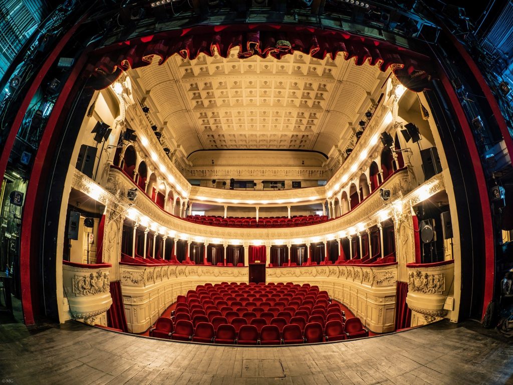 Teatrul Odeon are privilegiul să deschidă noua stagiune duminica aceasta, 3 septembrie, cu o serie de concerte care fac parte din cadrul Festivalului Internațional „George Enescu