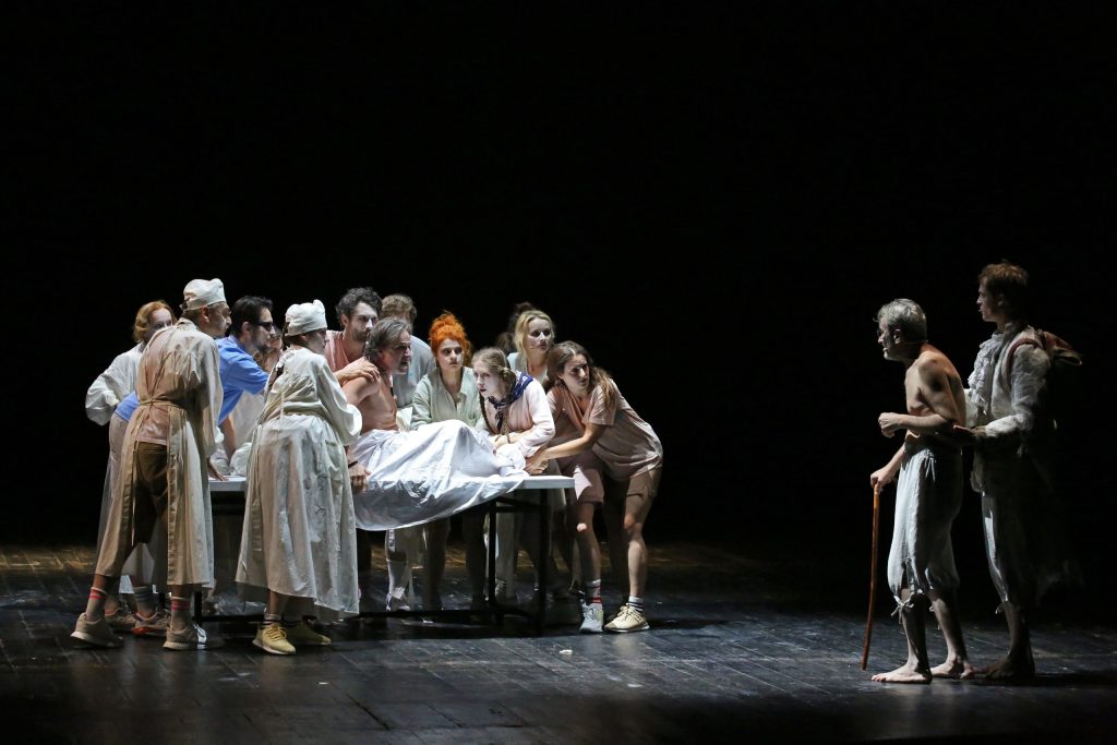 Teatrul ODEON are bucuria să deschidă noua stagiune cu o premieră în regia lui Silviu Purcărete, unul dintre cei mai mari creatori de teatru din Europa, LEXICONUL AMAR...