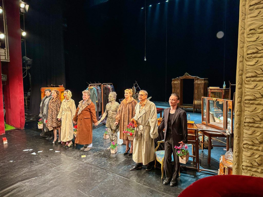 Vineri, 15 noiembrie 2024, în Sala Majestic a avut loc premiera celui de-al doilea spectacol regizat de Silviu Purcărete @ODEON, TERTIUM  ̶N̶O̶N̶ DATUR, pe texte de Sacha Guitry, traducerea Simona Noapteș, scenografia Dragoș Buhagiar