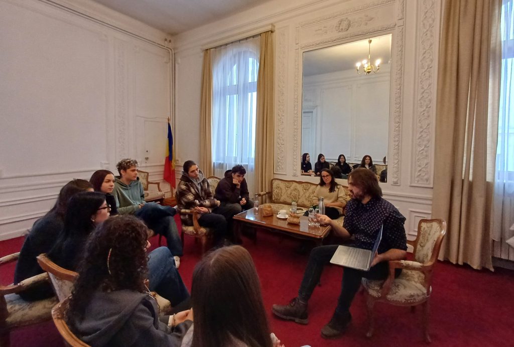 Până la întâlnirea de miercuri, 18 decembrie, ora 19.00, din Sala Studio, cu spectacolul lectură Fabulamundi. Playwriting Europe - CONTRA-CURENTULUI, la care vă așteptăm, astăzi, 16 decembrie,