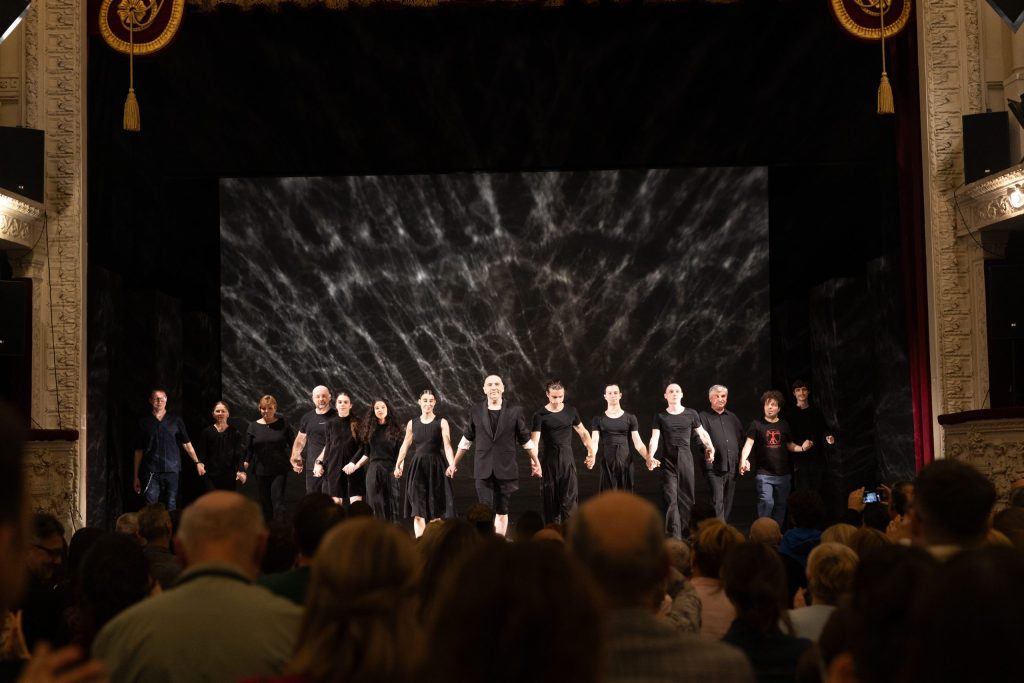 Astă seară ne-am bucurat de primele aplauze la premiera
NIJINSKI • Agonie și Extaz
Cu Răzvan Mazilu în rolul principal și actorii Meda Victor, Vlad Bîrzanu, Niko Becker, Vlad Crudu