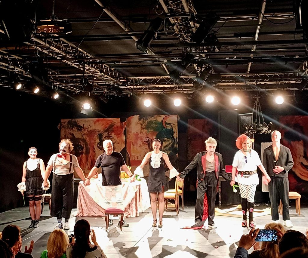 Dragi spectatori, emoțiile au trecut. Mulțumim celor care au fost alături de noi. Astă seară ne-am bucurat de aplauzele #premierei: 𝐋𝐔𝐃𝐖𝐈𝐆 de Thomas Bernhard Regie