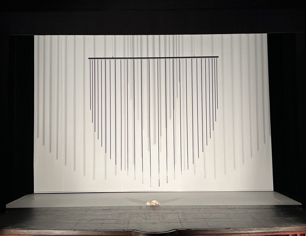 Vă anunțăm că începând de astăzi, 10 iulie, am pus în vânzare biletele pentru primele reprezentații cu spectacolul Macbeth de William Shakespeare.
Adaptarea și regia: Silvia Costa
Traducerea: Colectivă