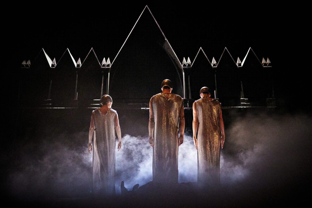 Luni, 1 septembrie 2025, am început repetițiile la spectacolul MACBETH de William Shakespeare Adaptarea și regia: Silvia Costa Decorul: Silvia Costa și Michele Taborelli Muzica originală: Nicola Ratti Light design: Marco Giusti