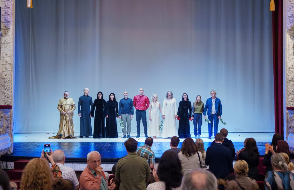 Astă seară ne-am bucurat de primele aplauze și primii oaspeți la premiera: MACBETH de William Shakespeare Adaptarea și regia: Silvia Costa Decorul: Silvia Costa și Michele Taborelli Muzica originală: Nicola Ratti Light design: Marco